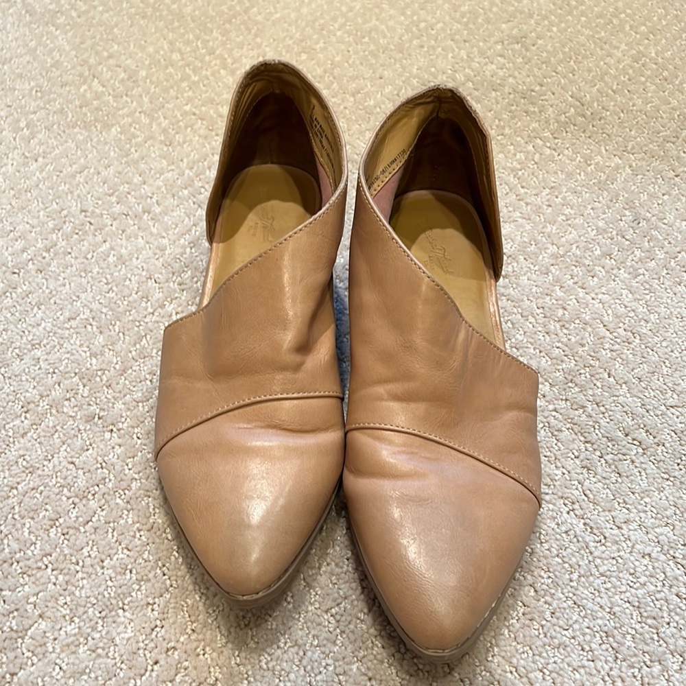 Women cut out flat shoe (Dupe of designer brand)